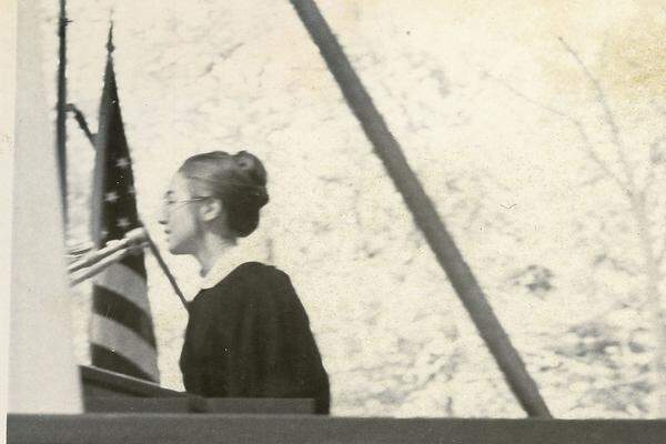 1969 beginnt sie ihr Jusstudium an der Yale Law School. Dort sitzt sie nicht nur mit dem späteren konservativen US-Hochstrichter Clarence Thomas in denselben Lehrveranstaltungen, sondern auch mit einem jungen Mann aus Arkansas namens William Jefferson Clinton. „Im Frühling 1971 traf ich ein Mädchen“, beschrieb der spätere US-Präsident beim heurigen demokratischen Parteitag sein erstes Treffen mit Hillary in der juristischen Bibliothek. Sie beginnt, sich für misshandelte Kinder im örtlichen Yale-New Haven Hospital einzusetzen. 1973 schließt sie mit dem Doktorat ab. Bill macht ihr nach der Promotionszeremonie einen Heiratsantrag – den sie ablehnt, weil sie über ihre Zukunft unsicher ist.