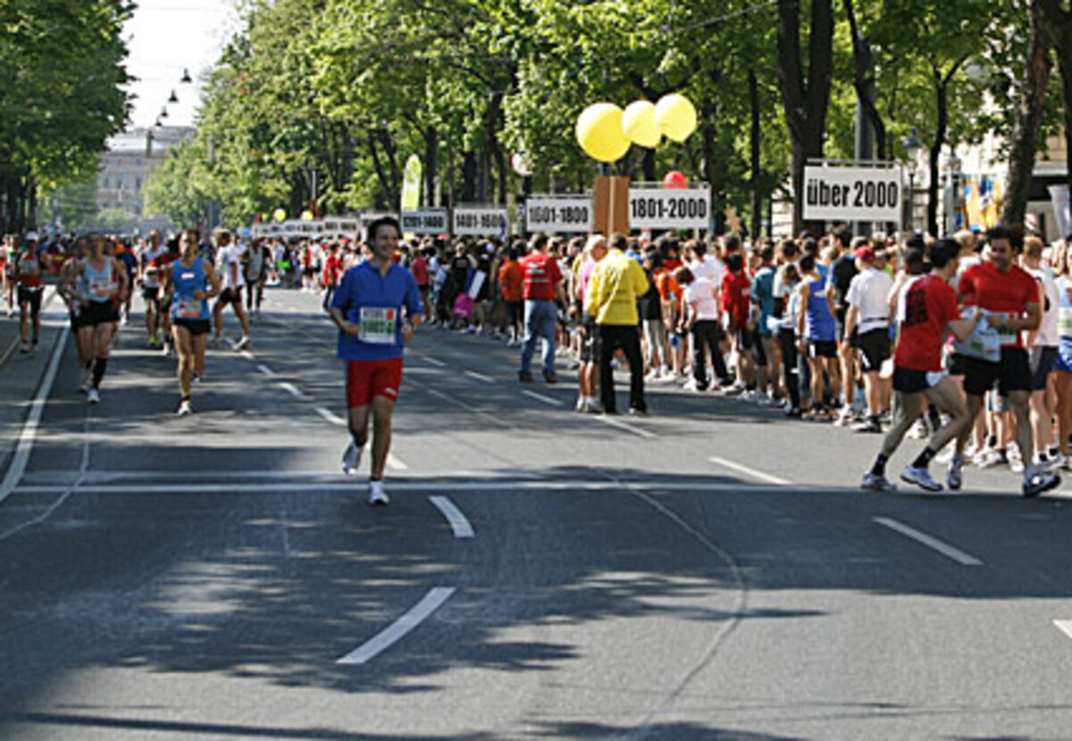 Kleinere Probleme gab es bei der zweiten Staffelübergabe, als sich Günter Felbermayer und Heide Rampetzreiter im Getummel der Läufer von insgesamt 2097 Staffeln nicht sofort fanden.