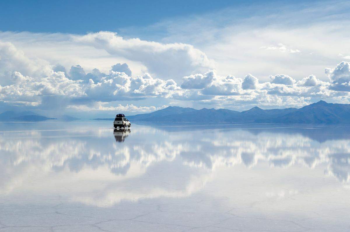 Der größte Salzsee der Welt verwandelt sich nach Regenfällen in einen riesigen Spiegel. Es ist ein Bild vom Salar de Uyuni in Bolivien -  10 582 Quadratkilometer ist er groß. Das Gebiet bietet aber auch andere spannende Szenen, heißt es im Buch. Etwa die Geysirfelder, wo es unter der Kruste brodelt, die Hochlandseen, oder die beiden zerklüfteten Inseln im Salar-See, die man bei Trockenheit besuchen kann: die Isla Incahuasi und die Isla del Pescado.