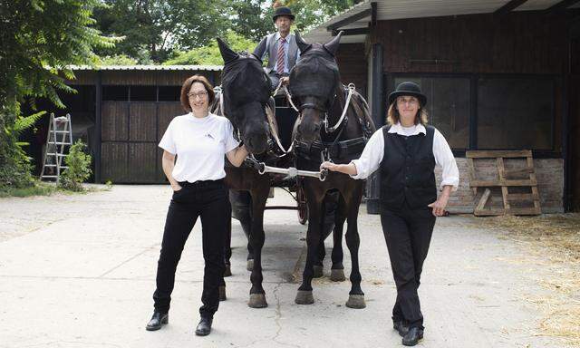 Susita Fink (l.) und Martina Michelfeit-Stockinger haben ein Konzept entwickelt, das Fiaker und Kunst verbindet.