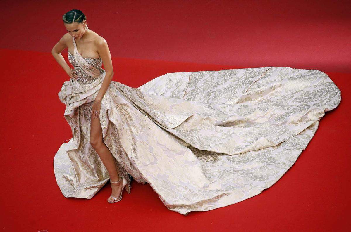 Und weiter geht es mit den geladenen Schönheiten. Model Natasha Poly posierte in einer Robe von Atelier Versace.