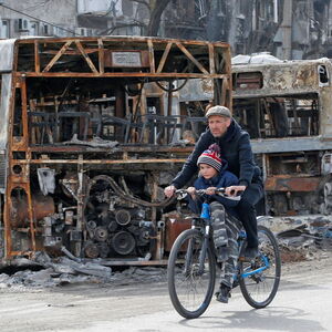 Ein Bild aus dem zerstörten Mariupol. Russland will die strategisch wichtige Hafenstadt komplett unter Kontrolle bringen und forderte Hunderte ukrainische Kämpfer in einem Stahlwerk am Dienstag noch einmal zur Kapitulation auf