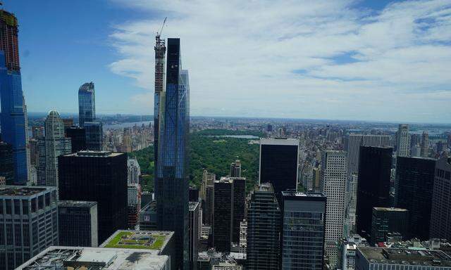 Blick aus einem Luxusapartment ganz oben auf den Central Park in New York.
