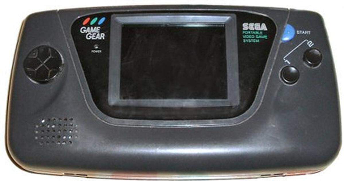 Auch Sega versuchte es 1990 mit dem Game Gear. Zwar hatte das Unternehmen damit etwas mehr Erfolg als Atari mit dem Lynx, dennoch reichte es noch lange nicht, um den Game Boy von der Spitze zu verdrängen. Auch sein Farbdisplay und seine technische Überlegenheit nützten ihm nichts.