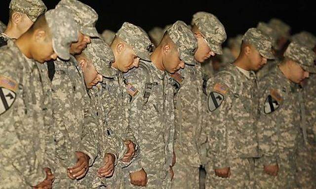 Archivbild: Soldaten trauern um gefallen Kollegen