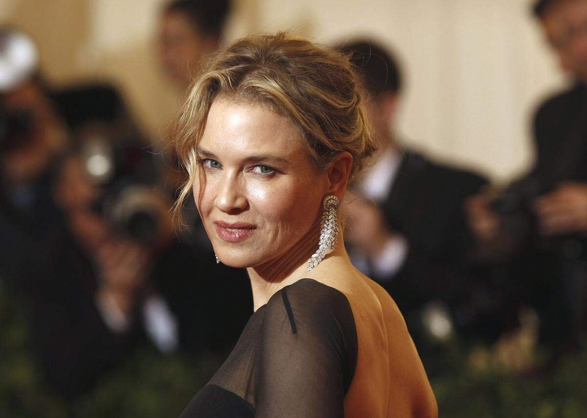 Zellweger selbst ist mit ihrem neuen Aussehen zufrieden, wie sie People.com erklärt: "Ich bin froh, dass die Leute denken, dass ich anders aussehe. Ich lebe ein anderes, glückliches, ausfüllenderes Leben und bin begeistert darüber, dass man es möglicherweise sieht." Und weiter: "Vielleicht sehe ich verändert aus. Warum auch nicht, wenn man älter wird?!"