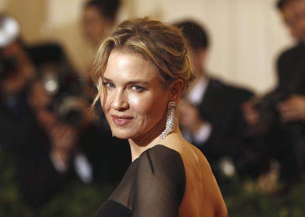 Zellweger selbst ist mit ihrem neuen Aussehen zufrieden, wie sie People.com erklärt: "Ich bin froh, dass die Leute denken, dass ich anders aussehe. Ich lebe ein anderes, glückliches, ausfüllenderes Leben und bin begeistert darüber, dass man es möglicherweise sieht." Und weiter: "Vielleicht sehe ich verändert aus. Warum auch nicht, wenn man älter wird?!"