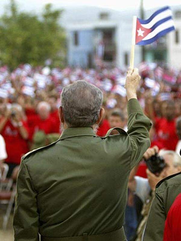 Beinahe neunzehn Monate nach seinem letzten öffentlichen Auftritt und nach 49 Jahren an der Macht erklärt Fidel Castro seinen Rückzug von der Staatsspitzel.