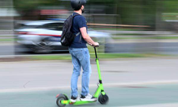 Aufgrund der steigenden Unfallzahl bei E-Scootern wird über eine Helmpflicht debattiert.