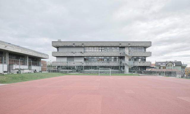 Auf dem Gelände des Sportplatzes könnte die Schule neu errichtet werden – doch auch eine Sanierung des Gebäudes wird erwogen.
