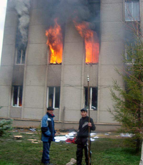 In der Hauptstadt Bischkek herrschten chaotische Zustände mit brennenden Autos und Gebäuden.