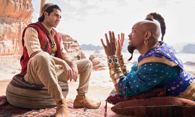 Wundergeist Genie (Will Smith, r.) erklärt dem verliebten Taschendieb Aladdin (Mena Massoud) die Welt.