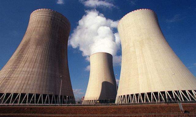Die Kühltürme des Atomkraftwerk nahe des tschechischen Dorfes Temelin. 