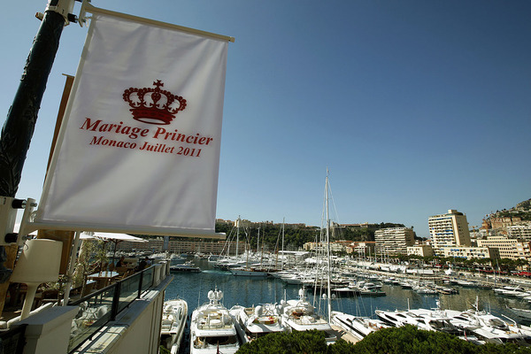 In den Gassen des Fürstentums konnten Einheimische und Touristen die Feiern auf Riesenbildschirmen verfolgen. Die standesamtliche Hochzeit fand am 1. Juli, die kirchliche Trauung einen Tag später statt.