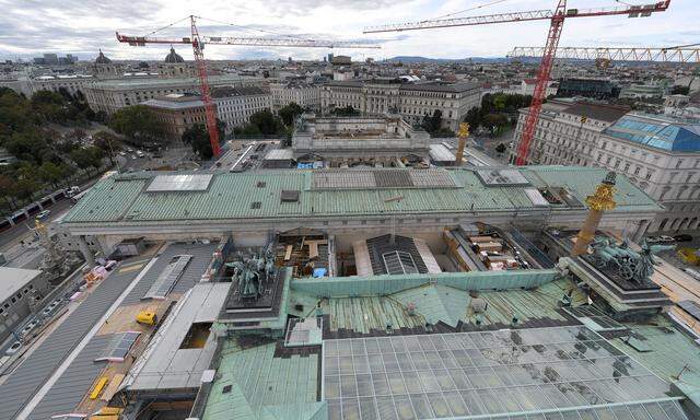 Baustelle Parlament: Die jetzige Abdeckung soll komplett durch ein graues Blechdach ersetzt werden