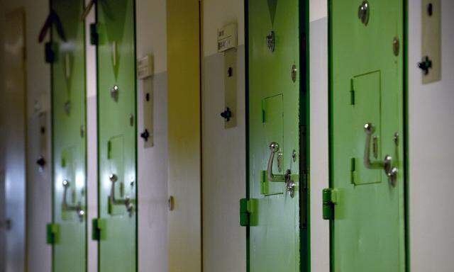 In manchen Gefängnissen gehen die Türen zu den Hafträumen nur für ein bis zwei Stunden täglich auf.