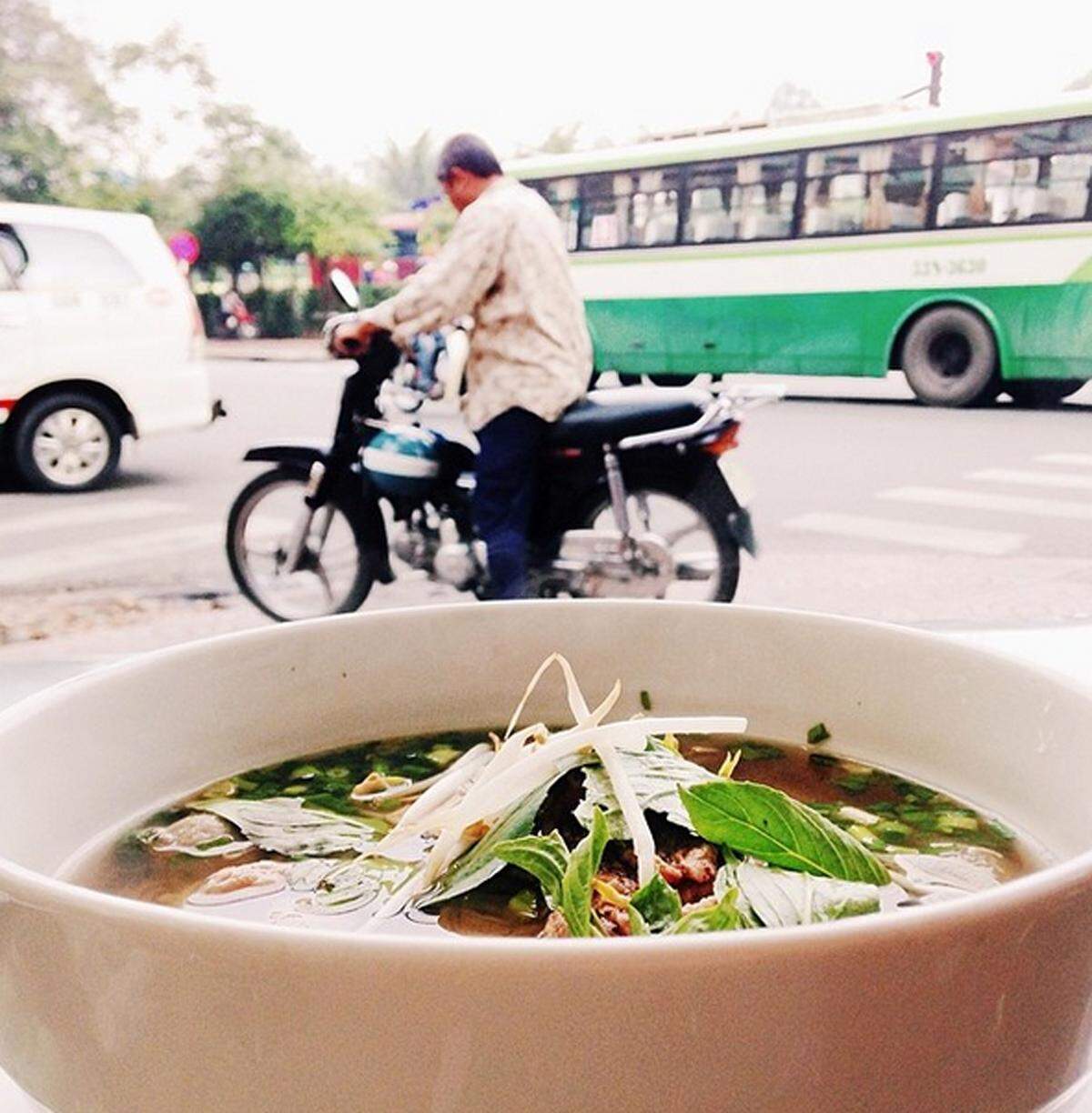 Der Instagram-Account kommt gut an. Unter dem Hastag #WeEatWorld posten Frauen rund um den Globus landestypische Spezialitäten. Zum Frühstück steht für die passionierte Reisende Pho in Vietnam auf dem Programm.