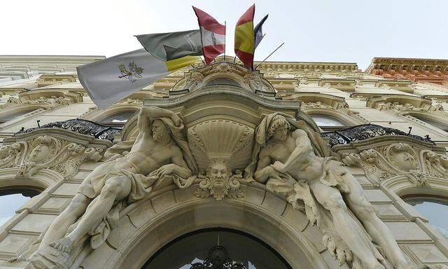 Am Portal des König-Abdullah-Zentrums am Wiener Schottenring hängt noch die österreichische Flagge.