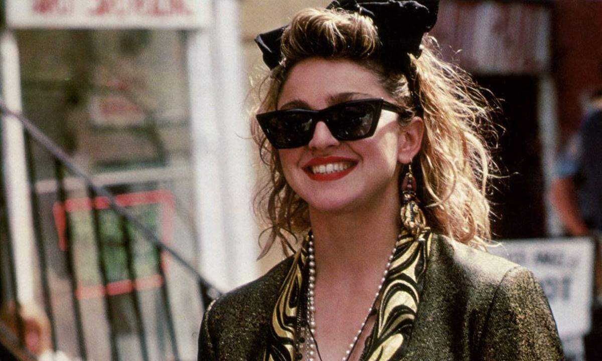 Kaum hatte „Like a Virgin“ gezündet, war Madonna schon auf der Leinwand zu sehen – in einer erstaunlich guten New-York-Komödie. Als Stadtstreicherin mit Schaftstiefeln, Sonnenbrille und New-Wave-Behang hilft sie in „Susan . . . verzweifelt gesucht“ einer gelangweilten Hausfrau „Into the Groove“.