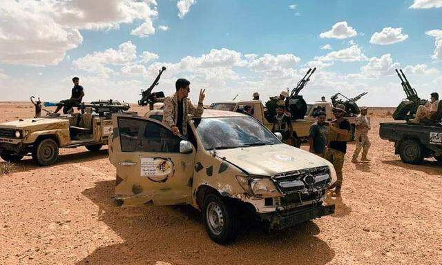 Patrouillen einer Truppe aus dem Lager, das der Regierung von Fajes al-Sarra loyal gegenübersteht.