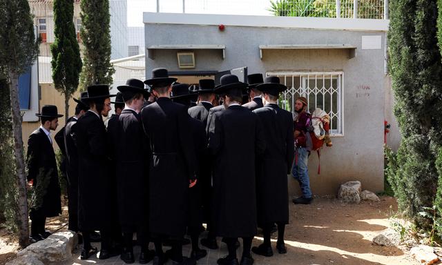 Mitglieder der ultraorthodoxen Gemeinschaft in Kiryat Ono.