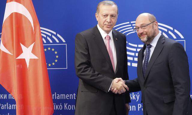 Schwierige Gespräche zur Flüchtlingskrise in Brüssel: der türkische Staatspräsident, Erdoğan, mit EU-Parlamentspräsident Schulz.