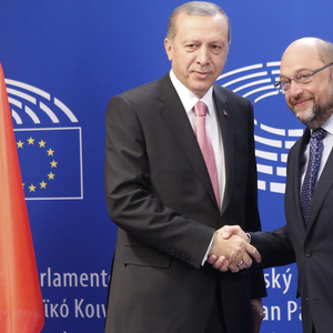 Schwierige Gespräche zur Flüchtlingskrise in Brüssel: der türkische Staatspräsident, Erdoğan, mit EU-Parlamentspräsident Schulz.