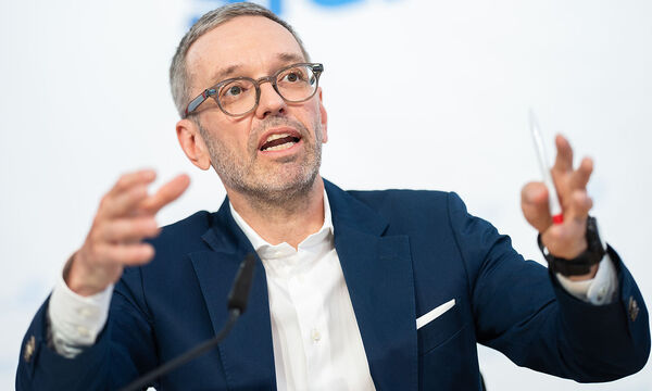 Zwischendurch wurde es biblisch: „Die Letzten werden die Ersten sein“, erklärte Kickl zur Kandidatenbekanntgabe seiner Partei.