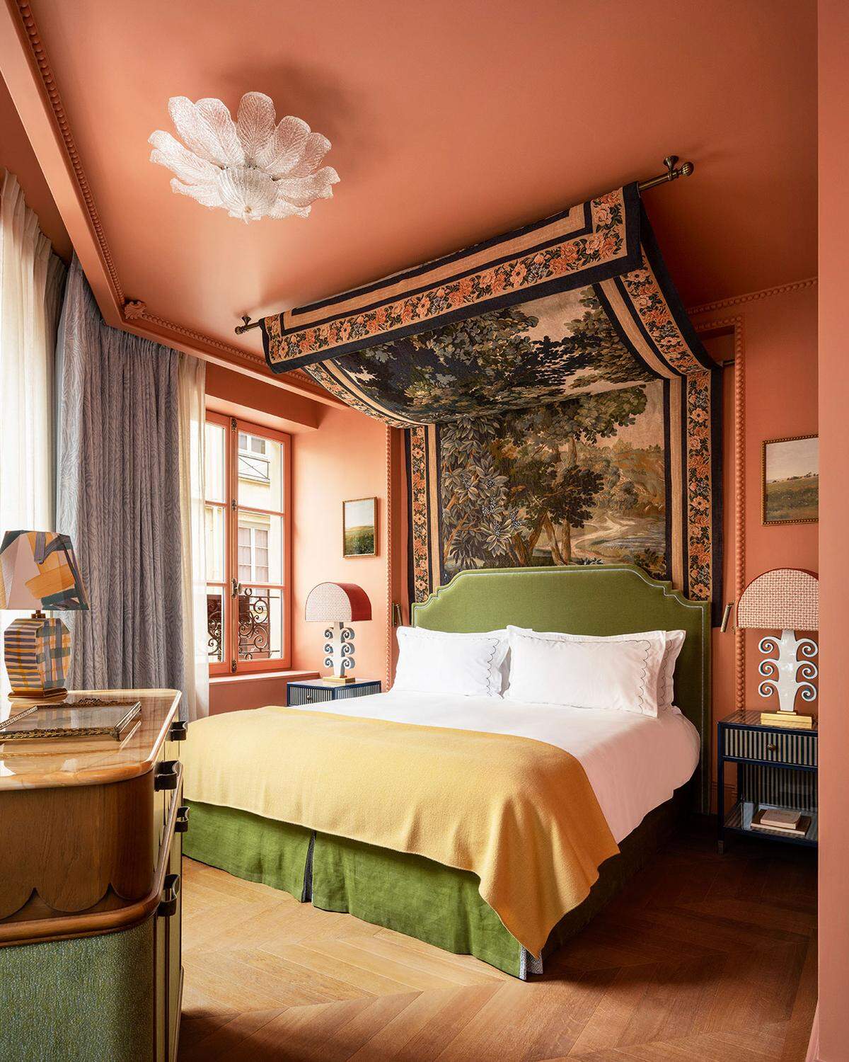 Liebevoll mit einem Händchen für historisches Flair von Martin Brudnizki eingerichtet, ist Le Grand Mazarin eine neue Luxusadresse im Pariser Marais.