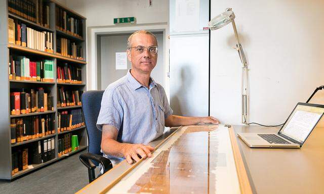Der Papyrologe Federico Morelli arbeitet akribisch die aus 180.000 Stücken bestehende Papyrussammlung in Wien auf. 