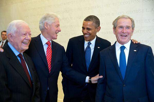 Was die vier Präsidenten wohl zum Lachen gebracht hat? Jimmi Carter, Bill Clinton, Barack Obama und George W. Bush im April 2013 bei der Einweihungsfeier der George W. Bush Präsidentenbibliothek in Dallas.