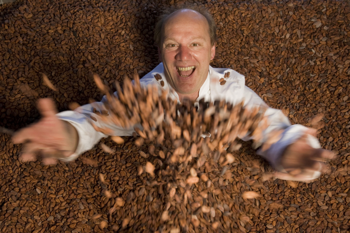 Josef Zotter in seinen Kakaobohnen. Er importiert sie selbst, mitunter unter lebensgefährlichen Bedingungen.