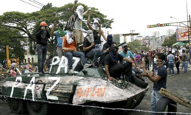Erbeutet: Gegner von Präsident Maduro auf einem Panzer