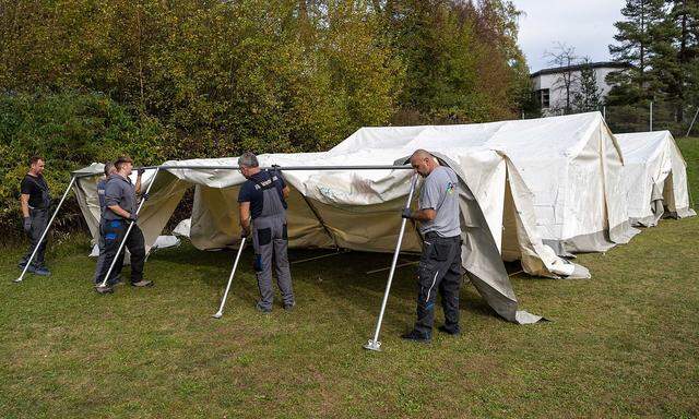 In dem Zeltlager auf Bundesgrund neben der Polizeischule Wiesenhof nahe Absam waren zwischenzeitlich 16 Asylwerber untergebracht worden.