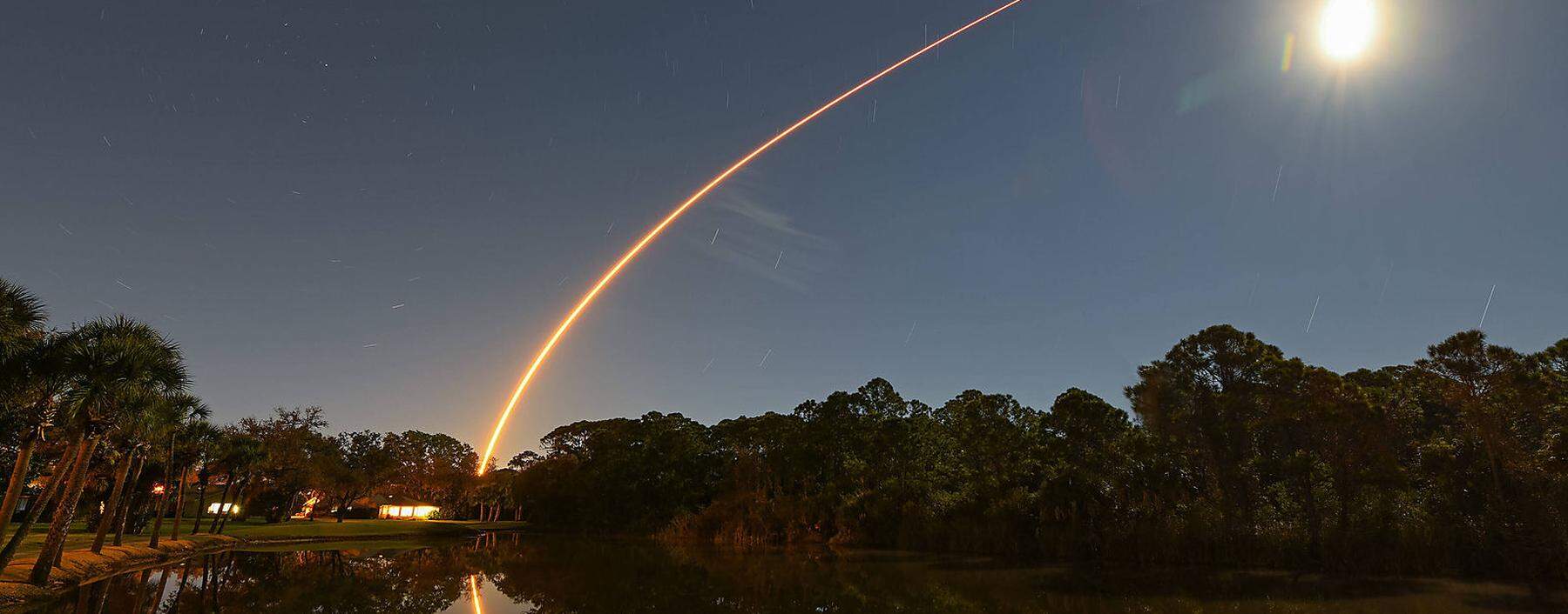 Timed exposure of a SpaceX Falcon 9 rocket as it launches another 49 of its Starlink satellites at 9:02 PM from Complex