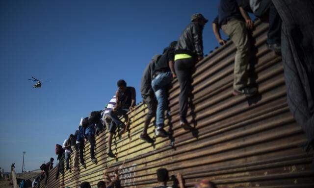 Ein erster Versuch von vielen zur Überwindung der Grenzbarriere in Tijuana. 
