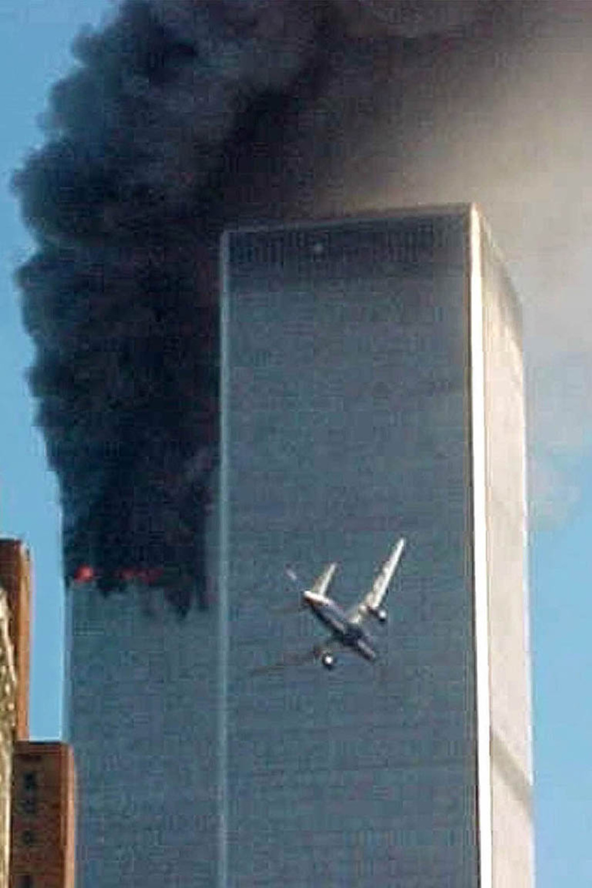 "Es wird schlimm. Eine Stewardess ist erstochen worden. Es scheint, sie haben Messer und Tränengas. Sie haben gesagt, sie haben eine Bombe. Es wird sehr schlimm im Flugzeug. Passagiere erbrechen, und ihnen wird schlecht. Das Flugzeug macht ruckartige Bewegungen. Ich glaube nicht, dass der Pilot das Flugzeug steuert. Ich glaube wir fallen ab. Ich glaube, sie beabsichtigen, nach Chicago zu fliegen oder woandershin und wollen in ein Gebäude fliegen. Mach' dir keine Sorgen, Papa. Wenn das passiert, wird es sehr schnell gehen. Mein Gott, mein Gott." Peter Hanson, Passagier von Flug 175, der als zweiter in das World Trade Center rast, in einem Handygespräch mit seinem Vater.