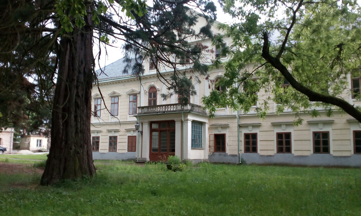 Ein üppiger Park umrahmt diese Schlossanlage in Ungarn.