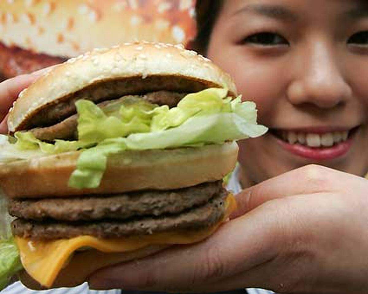Die Fast-Food-Kette McDonald’s galt lange Zeit als Symbol für Amerikanisierung und Globalisierung. Damit ist Schluss:Laut „Daily Express“ will McDonald’s den Bedürfnissen britischer Muslime entgegen kommen:E ine Londoner Filiale des Fast-Food-Giganten verkauft Produkte, die „halal“ sind, also den islamischen Speisevorschriften entsprechen. Gläubige, die bisher auf Big Mac, Cheeseburger und Chicken Nuggets verzichten mussten, weil das Fleisch bei McDonald’s nach islamischem Recht nicht rein war, können jetzt auch die Fleischlaberl-Burger genießen. Für den Fastenmonat Ramadan, wenn erst nach Sonnenuntergang gegessen werden darf, wird sich McDonald’s aber noch etwas einfallen lassen müssen. Ob sich nächtliche McPartys durchsetzen, ist fraglich.