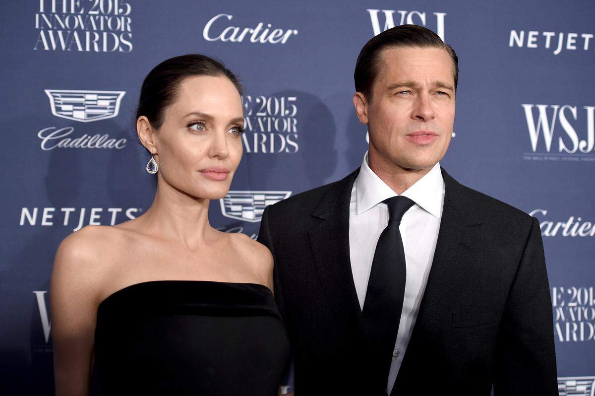 Angelina Jolie war von 2004 bis 2016 an Brad Pitts Seite. Das hat natürlich auch abgefärbt. Streng nach hinten geegelte Haare und schwarze Outfits trugen die beiden 2015 auf dem roten Teppich.