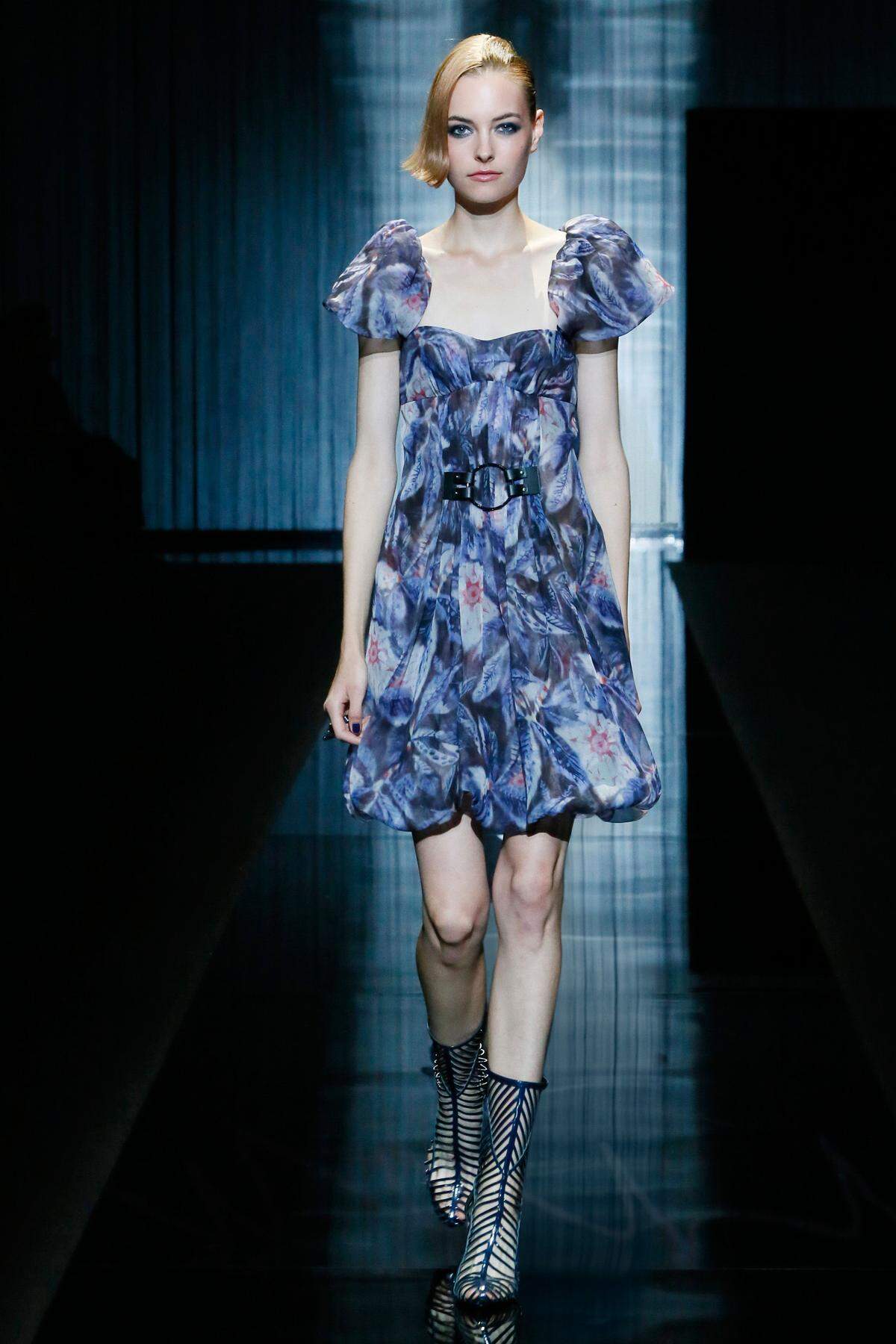 Seidenkleider im Empirestil mit Puffärmel - so setzt Giorgio Armani den Trend um.