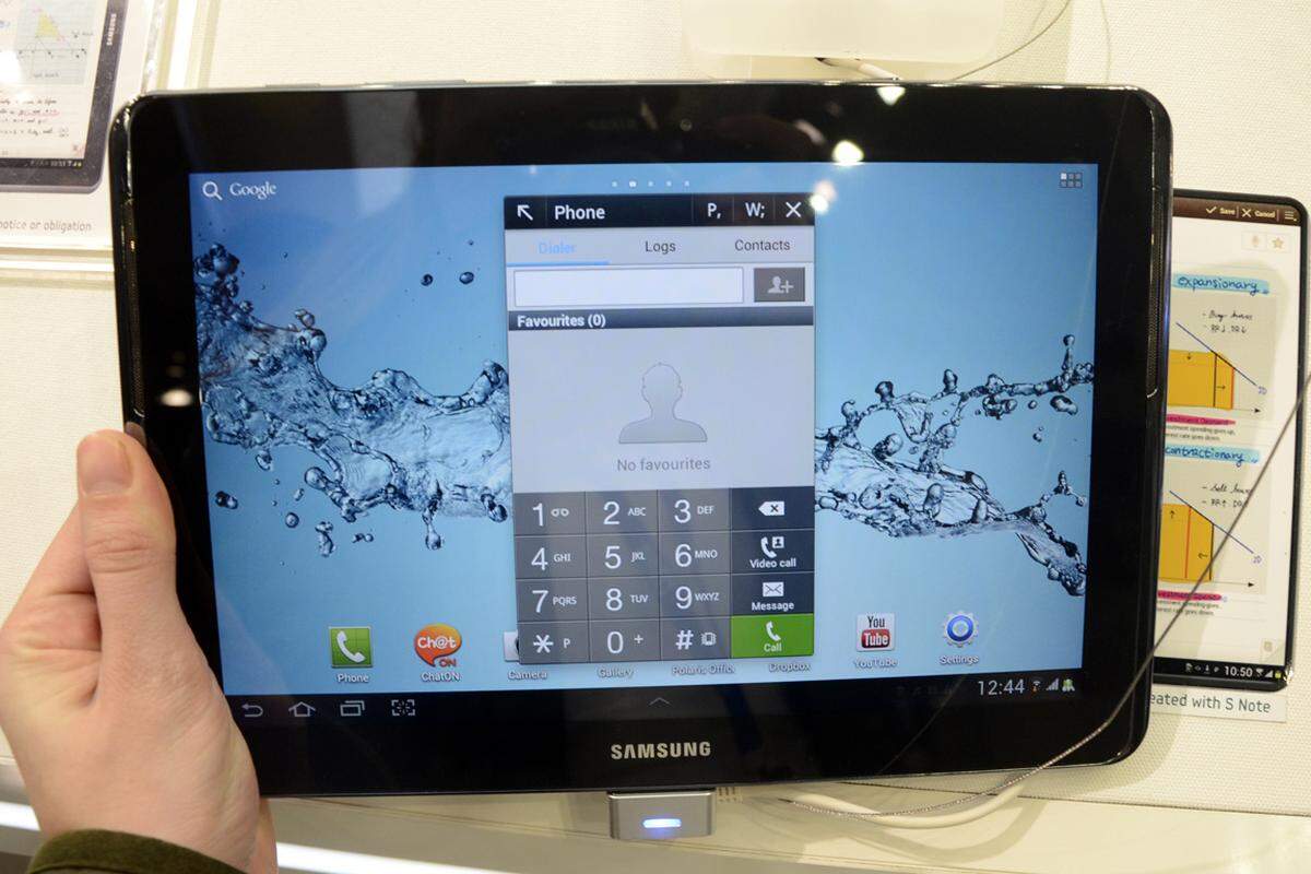 Ist der Vorgänger noch eher ein Smartphone, so kann man das vom gleichnamigen Nachfolger kaum mehr behaupten. 10 Zoll sprengen nicht nur jede Hosentasche, sie lassen sich auch nur schwer für ein Telefonat ans Ohr führen. Dennoch, mit dem Note 10.1 kann man telefonieren. Möglich macht das Android 4.0, das die zuvor getrennten Google-Systeme für Smartphones und Tablets zusammenführt. Ganz so hat sich das Google zwar vermutlich nicht vorgestellt, aber warum sollte man mit seinem Tablet nicht telefonieren können? Ein Headset vorausgesetzt.