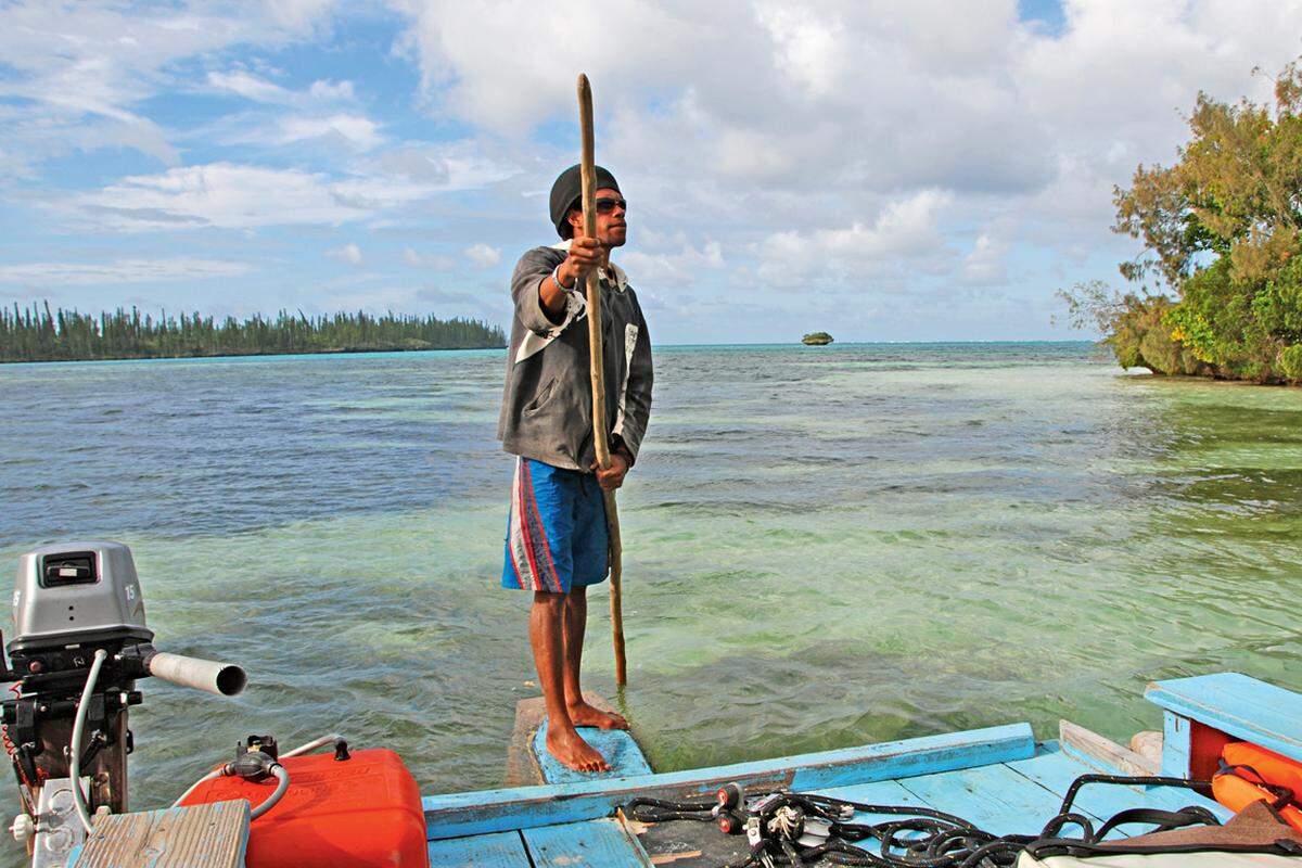 Stolz. Neukaledonier auf seinem Boot bei Nouméa.