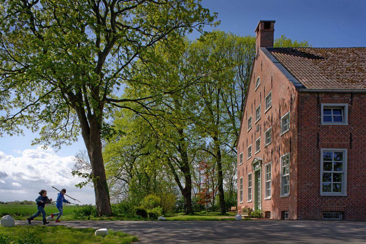Gulfhof Klein Schulenburgerpolder liegt in der weiten Marschlandschaft Ostfrieslands. Das unter Denkmalschutz stehende Bauernhaus besteht aus einem klassizistischen Wohntrakt von 1841 und einem noch älteren Scheunenteil (ca. 1780).(c) Fria Hagen