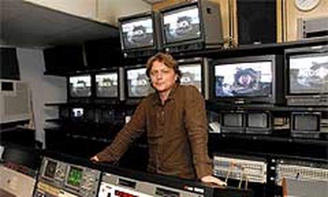ORF-Regisseur Felix Breisach überwacht die TV-Premiere in Bregenz.