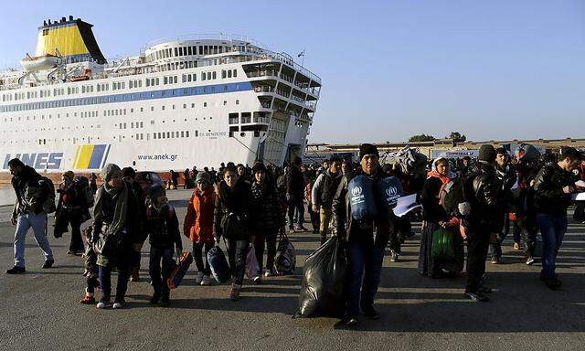 Fähren bringen ohne Pause Flüchtlinge in die griechische Stadt Piräus.