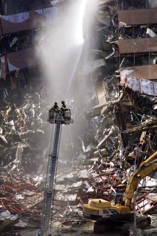 Das World Trade Center 7 stürzte ein, obwohl es nicht von einem Flugzeug getroffen worden war. Daher wird auch hier eine Sprengung vermutet. Im Bericht des NIST heißt es, WTC 7 sei stärker als zunächst angenommen durch herabstürzende Trümmer des WTC 1 beschädigt worden. Die dadurch verursachten intensiven Brände wiederum hätten in einer Kettenreaktion von Ereignissen zum Einsturz des Gebäudes geführt. --> NIST-Bericht zu WTC 7