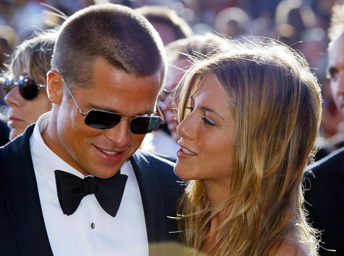 Jennifer Aniston ist sauer, dass Brad Pitt gegen eine gemeinsame Abmachung verstoßen hat und öffentlich über die gemeinsame Ehe sprach. Die beiden Hollywood-Stars sind seit Jahren geschieden und vor kurzem gab Pitt nun ein Interview in dem er sagte, er habe in der gemeinsamen Zeit immer versucht so zu tun, als sei diese Ehe etwas, was sie eigentlich nie war.