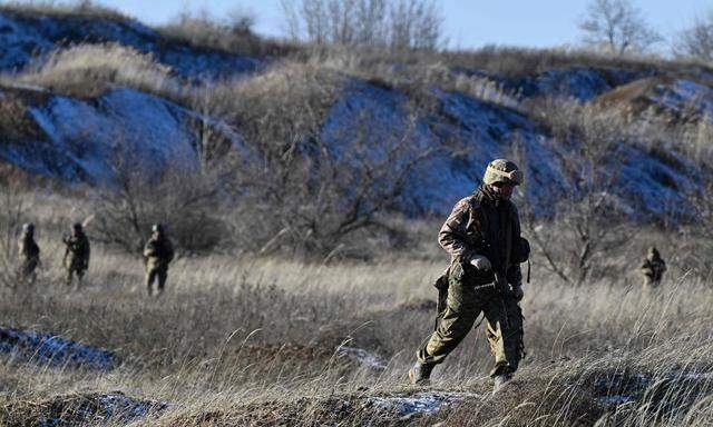Ukrainische Soldaten der 22. Mechanisierten Brigade nehmen am 28. November 2023, inmitten der russischen Invasion in der Ukraine, an einer militärischen Übung in der Region Donezk teil.