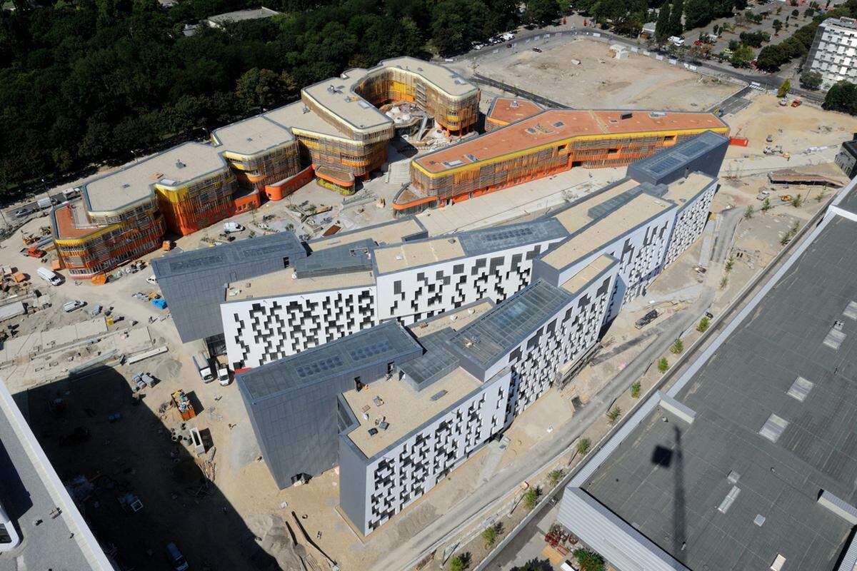 Zwar wird dort und da noch gehämmert und gebohrt – nach knapp vier Jahren Bauzeit ist der neue Campus der Wirtschaftsuniversität (WU) in Wien- Leopoldstadt aber bereits weitgehend fertiggestellt.